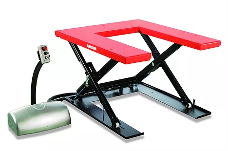 Подъемный стол Noblelift  с ножничным механизмом подъема грузоподъемностью 1000 кг и выносной гидравлической станцией, а также с U-образным вырезом для въезда стандартной гидравлической тележки